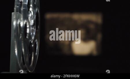 Photo de l'ancien projecteur de film filmant en noir Banque D'Images