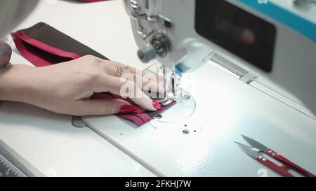 Photo de la commande de couture sur mesure sur machine électrique Banque D'Images