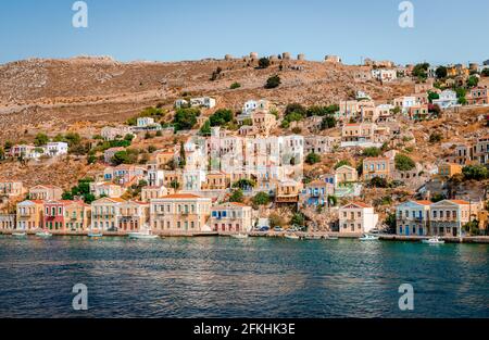 Vue sur Symi, une petite île du Dodécanèse, qui étonne les visiteurs avec l'atmosphère calme et son architecture fabuleuse. Banque D'Images