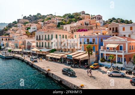 Vue sur le front de mer de Symi, une île minuscule du Dodécanèse, qui étonne les visiteurs avec l'atmosphère calme et l'architecture fabuleuse. Banque D'Images