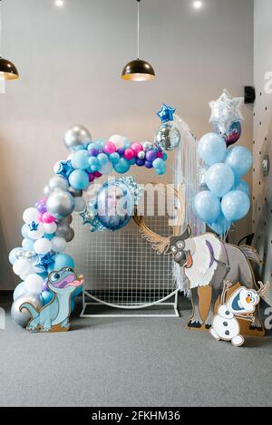 San Francisco, États-Unis. Mai 2021. Ballons de fête dans les couleurs bleu et argent pour votre anniversaire. Décoration de style coeur surgelé avec zone photo Banque D'Images