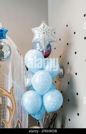 Ballons de fête dans les couleurs bleu et argent pour votre anniversaire. Décoration zone photo Banque D'Images