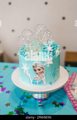 Moscou, Russie. Mai 2021. Gâteau d'anniversaire pour enfants dans le style d'un coeur gelé avec Elsa Banque D'Images