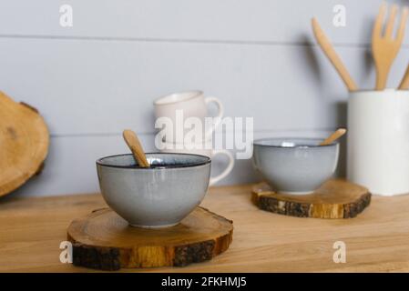 Céramique avec une cuillère en bois sur bois scié Dans la cuisine de style scandinave Banque D'Images
