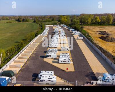 Henlow, Bedfordshire, Royaume-Uni. 2 mai 2021. Vue aérienne de la nouvelle caravane haute sécurité et de l'entrepôt de camping-car (Kingfisher Park) qui a été construit pour répondre à la demande croissante de séjour à la maison des caravanes qui ont besoin de garder leur propriété en sécurité. Les ventes de camping-cars et de caravanes ont augmenté de façon spectaculaire pendant le confinement, tandis que Brits se prépare à rester au Royaume-Uni pour ses vacances en 2021, donnant naissance au mot « taycationers ». Banque D'Images