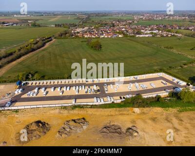 Henlow, Bedfordshire, Royaume-Uni. 2 mai 2021. Vue aérienne de la nouvelle caravane haute sécurité et de l'entrepôt de camping-car (Kingfisher Park) qui a été construit pour répondre à la demande croissante de séjour à la maison des caravanes qui ont besoin de garder leur propriété en sécurité. Les ventes de camping-cars et de caravanes ont augmenté de façon spectaculaire pendant le confinement, tandis que Brits se prépare à rester au Royaume-Uni pour ses vacances en 2021, donnant naissance au mot « taycationers ». Banque D'Images