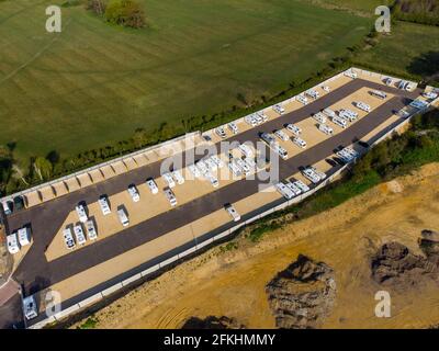 Henlow, Bedfordshire, Royaume-Uni. 2 mai 2021. Vue aérienne de la nouvelle caravane haute sécurité et de l'entrepôt de camping-car (Kingfisher Park) qui a été construit pour répondre à la demande croissante de séjour à la maison des caravanes qui ont besoin de garder leur propriété en sécurité. Les ventes de camping-cars et de caravanes ont augmenté de façon spectaculaire pendant le confinement, tandis que Brits se prépare à rester au Royaume-Uni pour ses vacances en 2021, donnant naissance au mot « taycationers ». Banque D'Images