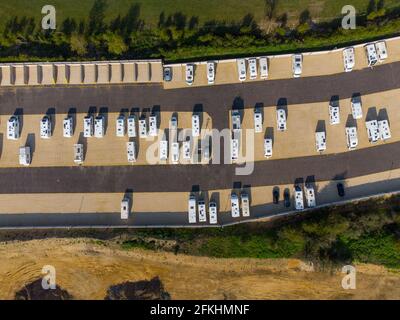 Henlow, Bedfordshire, Royaume-Uni. 2 mai 2021. Vue aérienne de la nouvelle caravane haute sécurité et de l'entrepôt de camping-car (Kingfisher Park) qui a été construit pour répondre à la demande croissante de séjour à la maison des caravanes qui ont besoin de garder leur propriété en sécurité. Les ventes de camping-cars et de caravanes ont augmenté de façon spectaculaire pendant le confinement, tandis que Brits se prépare à rester au Royaume-Uni pour ses vacances en 2021, donnant naissance au mot « taycationers ». Banque D'Images