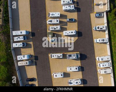 Henlow, Bedfordshire, Royaume-Uni. 2 mai 2021. Vue aérienne de la nouvelle caravane haute sécurité et de l'entrepôt de camping-car (Kingfisher Park) qui a été construit pour répondre à la demande croissante de séjour à la maison des caravanes qui ont besoin de garder leur propriété en sécurité. Les ventes de camping-cars et de caravanes ont augmenté de façon spectaculaire pendant le confinement, tandis que Brits se prépare à rester au Royaume-Uni pour ses vacances en 2021, donnant naissance au mot « taycationers ». Banque D'Images