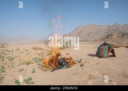 Paysage vue panoramique sur le désert de l'est déserte aride en Égypte avec feu de camp pour la cuisine Banque D'Images