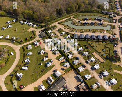 Henlow, Bedfordshire, Royaume-Uni. 2 mai 2021. Les règles actuelles signifient que seuls les vacanciers dans des unités autonomes peuvent passer la nuit sur des campings au Royaume-Uni, donc pendant que les sites sont occupés avec des caravanes et des propriétaires de camping-cars comme le montre cette vue aérienne, Les personnes qui campent habituellement dans des tentes devront attendre jusqu'au 17 mai quand toutes les installations de camping telles que les toilettes et les toilettes seront rouvertes. Les règles ont signifié qu'il y a eu une augmentation de la demande de camping-cars et de caravanes qui a entraîné la hausse des prix et créé une pénurie de stock pour certains concessionnaires. Banque D'Images