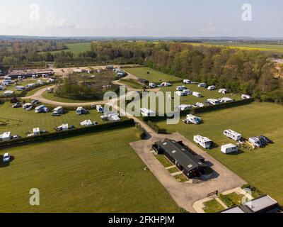 Henlow, Bedfordshire, Royaume-Uni. 2 mai 2021. Les règles actuelles signifient que seuls les vacanciers dans des unités autonomes peuvent passer la nuit sur des campings au Royaume-Uni, donc pendant que les sites sont occupés avec des caravanes et des propriétaires de camping-cars comme le montre cette vue aérienne, Les personnes qui campent habituellement dans des tentes devront attendre jusqu'au 17 mai quand toutes les installations de camping telles que les toilettes et les toilettes seront rouvertes. Les règles ont signifié qu'il y a eu une augmentation de la demande de camping-cars et de caravanes qui a entraîné la hausse des prix et créé une pénurie de stock pour certains concessionnaires. Banque D'Images