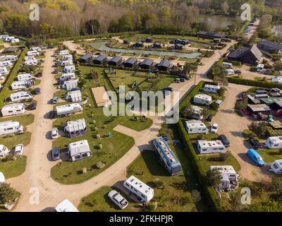 Henlow, Bedfordshire, Royaume-Uni. 2 mai 2021. Les règles actuelles signifient que seuls les vacanciers dans des unités autonomes peuvent passer la nuit sur des campings au Royaume-Uni, donc pendant que les sites sont occupés avec des caravanes et des propriétaires de camping-cars comme le montre cette vue aérienne, Les personnes qui campent habituellement dans des tentes devront attendre jusqu'au 17 mai quand toutes les installations de camping telles que les toilettes et les toilettes seront rouvertes. Les règles ont signifié qu'il y a eu une augmentation de la demande de camping-cars et de caravanes qui a entraîné la hausse des prix et créé une pénurie de stock pour certains concessionnaires. Banque D'Images