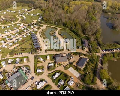 Henlow, Bedfordshire, Royaume-Uni. 2 mai 2021. Les règles actuelles signifient que seuls les vacanciers dans des unités autonomes peuvent passer la nuit sur des campings au Royaume-Uni, donc pendant que les sites sont occupés avec des caravanes et des propriétaires de camping-cars comme le montre cette vue aérienne, Les personnes qui campent habituellement dans des tentes devront attendre jusqu'au 17 mai quand toutes les installations de camping telles que les toilettes et les toilettes seront rouvertes. Les règles ont signifié qu'il y a eu une augmentation de la demande de camping-cars et de caravanes qui a entraîné la hausse des prix et créé une pénurie de stock pour certains concessionnaires. Banque D'Images