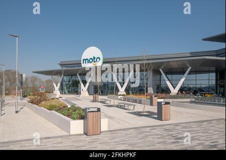 Le moto Services à Rugby, sur la sortie 1 de l'autoroute M6. Les services ont ouvert leurs portes en avril 2021. Banque D'Images