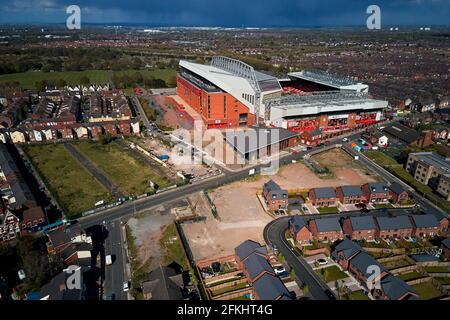 Vue aérienne d'Anfield montrant le stade dans son cadre urbain entouré de maisons résidentielles Banque D'Images