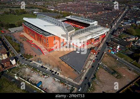 Vue aérienne d'Anfield montrant le stade dans son cadre urbain entouré de maisons résidentielles Banque D'Images