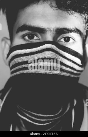 Le visage caché pour garçon est noir et blanc. Banque D'Images