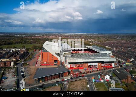 Vue aérienne d'Anfield montrant le stade dans son cadre urbain entouré de maisons résidentielles Banque D'Images