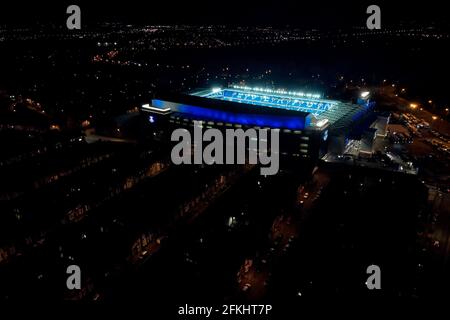 Une vue générale de Goodison Park la nuit avec les projecteurs allumés après un match de football montrant le stade dans son cadre urbain Banque D'Images