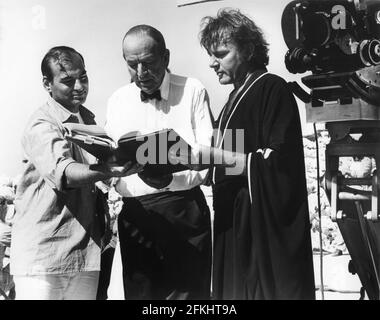 RICHARD BURTON répète une scène avec NOEL COWARD tandis qu'un membre de l'équipe de film tient le script sur le terrain Candid en Sardaigne pendant le tournage de BOOM ! 1968 réalisateur JOSEPH LOSEY scénario Tennessee Williams adapté de sa pièce le train de lait ne s'arrête plus ici musique John Barry John Heyman Productions / World film Services / Moon Lake / Universal Pictures Banque D'Images