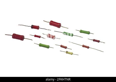 jeu de résistances : composants électroniques cylindriques vintage multicolores avec câbles pour montage traversant, disposés en rangées. isolés sur b blanc Banque D'Images