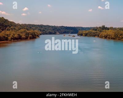 Août apporte une chaleur étouffante à Washington D.C., et avec elle les gens prennent au plan d'eau le plus proche pour le soulagement. Vue sur le fleuve Potomac depuis Ke Banque D'Images