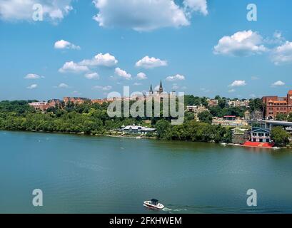 Le front de mer de Georgetown à Washington D.C. est un centre animé de loisirs et d'activités aquatiques en été. Banque D'Images