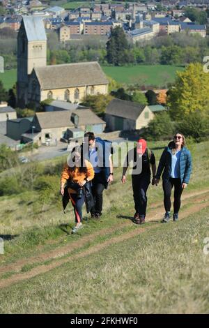 Stroud, Royaume-Uni, 2 mai 2021. Météo Royaume-Uni. Une matinée ensoleillée à Stroud. Les gens qui apprécient le chemin de Cotswold Way à Selsey avant le temps est dû changer pendant les vacances de mai Bank, Gloucestershire. Credit: Gary Learmonth / Alamy Live News Banque D'Images