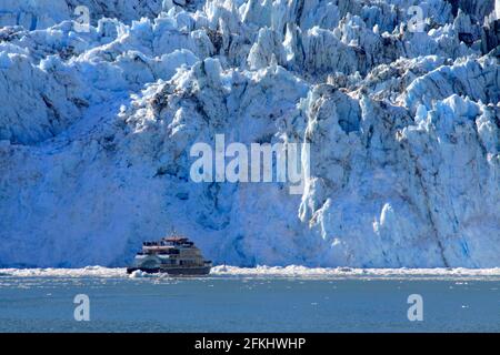 Bateau de croisière et glaciers à Kenai Fjords Alaska USA Banque D'Images