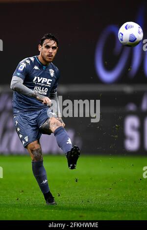 Milan, Italie. 01 mai 2021. Nicolas Viola, de Benevento Calcio, donne le ballon pendant la série UN match de football entre AC Milan et Benevento Calcio. AC Milan a remporté 2-0 sur Benevento Calcio. Credit: Nicolò Campo/Alay Live News Banque D'Images