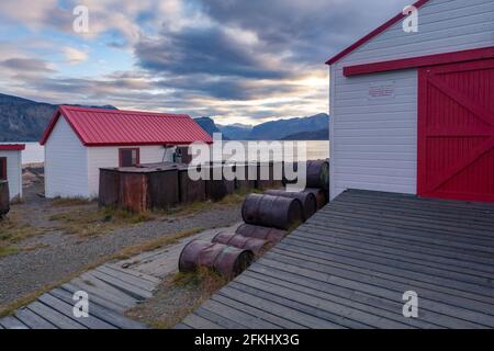 Pangnirtung, Canada - 09.03.2019 : ancienne station de la Compagnie de la Baie d'Hudson dans la communauté inuite éloignée de Pangnirtung, Nunavut, île de Baffin. Le nord Banque D'Images