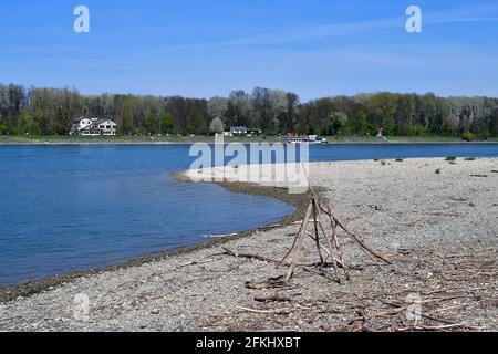 Orth an der Donau, Autriche - 24 avril 2021 : amarre pour le ferry avec un petit kiosque et restaurant appelé Uferhaus, une destination de voyage préférée à Don Banque D'Images