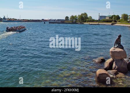 Copenhague, Danemark - 23 juin 2009 : la petite Sirène, au bord de l'eau de la promenade Langelinie, statue en bronze réalisée par Edvard Eriksen en 1913, yac Banque D'Images