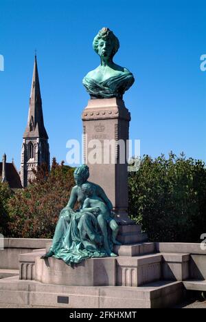 Copenhague, Danemark - 23 juin 2009 : monument pour la princesse Marie d'Orléans avec église Saint-Alban en arrière-plan Banque D'Images