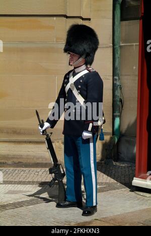 Copenhague, Danemark - 23 juin 2009 : garde d'honneur non identifiée en uniforme traditionnel au château d'Amalienborg Banque D'Images