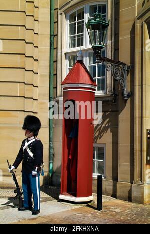 Copenhague, Danemark - 23 juin 2009 : garde d'honneur non identifiée en uniforme traditionnel au château d'Amalienborg Banque D'Images