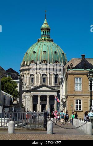 Copenhague, Danemark - 23 juin 2009 : des personnes non identifiées à l'église Frederik alias l'église de marbre près du château d'Amalienborg Banque D'Images