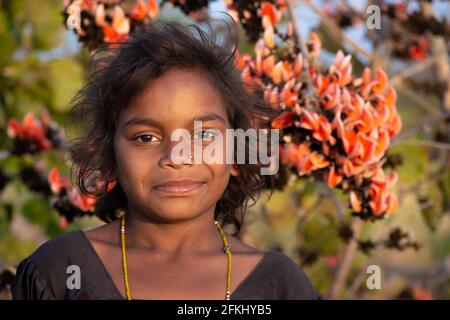 TIKAMGARH, MADHYA PRADESH, INDE - 22 AVRIL 2021 : portrait d'une jeune fille d'un village indien. Banque D'Images