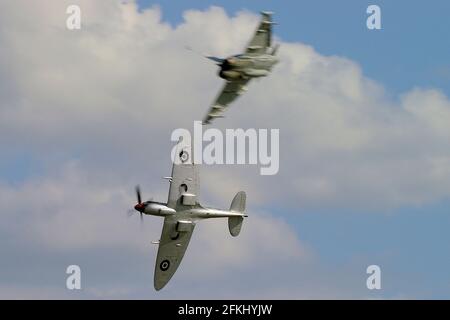 Pour commémorer le 70e anniversaire de la bataille d'Angleterre La RAF a présenté le chasseur à réaction moderne Typhoon avec un Spitfire de la Seconde Guerre mondiale Banque D'Images