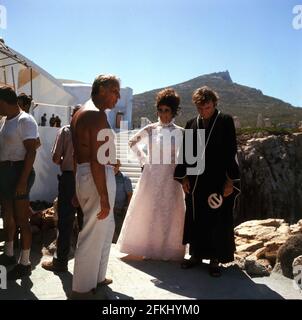 Directeur JOSEPH LOSEY ELIZABETH TAYLOR et RICHARD BURTON sur le terrain Candid en Sardaigne avec Movie Crew pendant le tournage de BOOM ! 1968 réalisateur JOSEPH LOSEY scénario Tennessee Williams adapté de sa pièce le train de lait ne s'arrête plus ici musique John Barry John Heyman Productions / World film Services / Moon Lake / Universal Pictures Banque D'Images