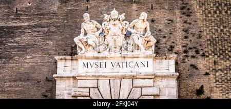 ROME, ITALIE - VERS SEPTEMBRE 2020 : le célèbre bâtiment du Musée du Vatican. Détail du panneau au-dessus de l'entrée principale. Banque D'Images