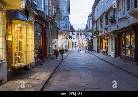 Vue en soirée d'une rue dans le célèbre quartier des petits shambles de la ville anglaise de York. Banque D'Images