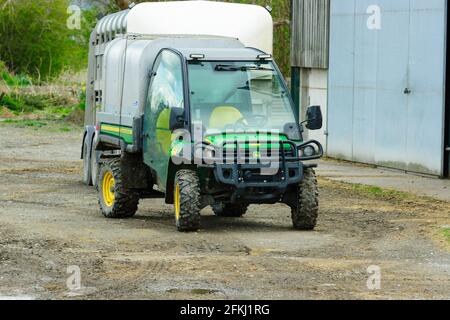 Véhicule tout-terrain John Deere Gator XUV855M Cross Over Utility utilisé pour transporter des charges sur une ferme Banque D'Images