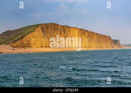 La falaise est à West Bay, sur la côte Dorset, en Angleterre Banque D'Images