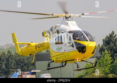 Hélicoptère d'ambulance aérienne d'Essex & Herts G-EHAA à l'aérodrome d'Earls Colne, Essex, Royaume-Uni. MD Helicopters avion MD Explorer. OURLETS. Atterrissage Banque D'Images