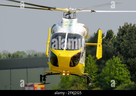 Hélicoptère d'ambulance aérienne d'Essex & Herts G-EHAA à l'aérodrome d'Earls Colne, Essex, Royaume-Uni. MD Helicopters avion MD Explorer. OURLETS. Atterrissage Banque D'Images