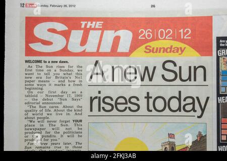 Le titre éditorial « a New Sun Rises Today » du premier journal tabloïd britannique du dimanche « un dimanche », lancé le 26 février 2012. Banque D'Images