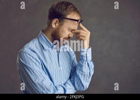 Portrait d'un homme d'affaires adulte fatigué se frottant les yeux debout espace de copie studio Banque D'Images