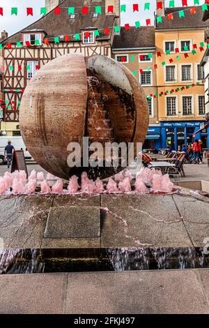 CHALON SUR SAONE, FRANCE- sur la place Saint-Vincent, une fontaine appelée « le mode de vie » dont l'eau rouge est un rappel du vin bordeaux. Banque D'Images